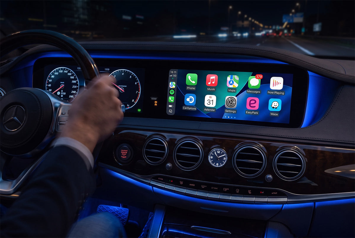 Interno auto con Apple CarPlay sullo schermo infotainment originale